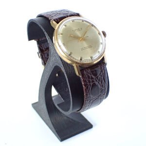 Classic vintage men's wristwatch with leather strap and gold-tone case.