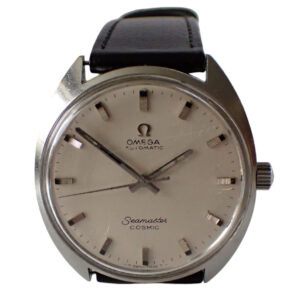 An OMEGA Seamaster Cosmic Automatic Calibre 552 (model 165.022) wristwatch featuring a silver dial, black leather strap, silver hour markers, and black hands. “Omega”, “Automatic”, and “Seamaster Cosmic” are visible on the dial. Available at 0% with Klarna.