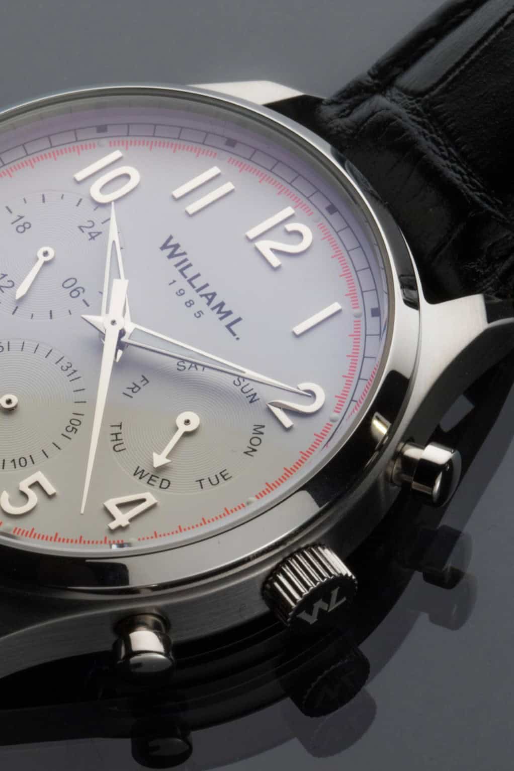 William L 1985 Vintage Style Calendar STAINLESS STEEL WITH WHITE DIAL AND BLACK ‘CROCO’ STRAP Ref. WLAC03BOCN - Buy with Klarna - Image 4