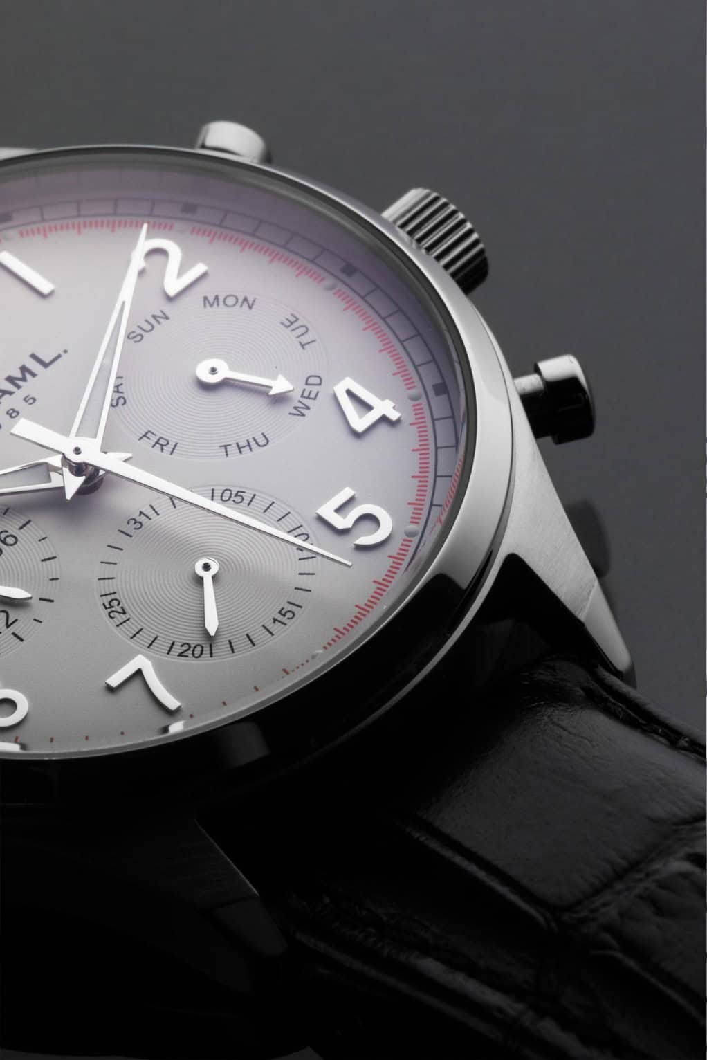 William L 1985 Vintage Style Calendar STAINLESS STEEL WITH WHITE DIAL AND BLACK ‘CROCO’ STRAP Ref. WLAC03BOCN - Buy with Klarna - Image 2