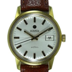 Roamer Anfibio Calibre 430 Mechanical wristwatch with a gold-tone case, white dial, black hour markers, date at 3 o’clock, and brown leather strap. Pay interest-free in three with Klarna.