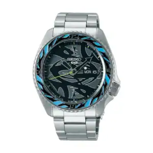 The Seiko 5 Sports GUCCIMAZE Limited Edition Automatic features a stainless steel bracelet, black dial with abstract Bat-symbol designs, blue bezel accents, and day-date display at 3 o’clock. Pay later with Klarna.
