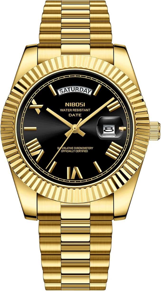 Nibosi Classic Day Date Watch 2628 features a yellow gold-tone case and metal strap, a black dial with Roman numeral markers, day and date windows, and a fluted bezel.